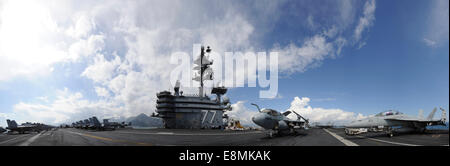 Antalya, Turquie, le 11 mars 2014 - Le porte-avions USS George H. W. Bush (CVN 77) est ancré pour une escale à Antalya, Tu Banque D'Images