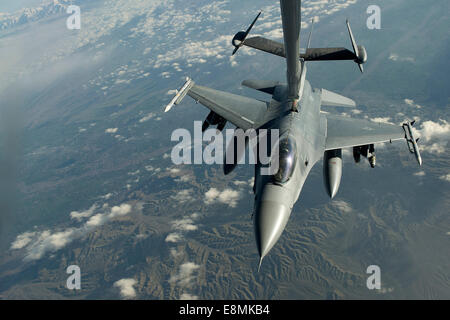 2 avril 2014 - U.S. Air Force F-16C Fighting Falcon procède avec un ravitaillement en vol KC-10 Extender antenne avancée un pétrolier Banque D'Images