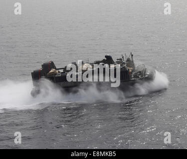 La mer d'Oman, le 6 avril 2014 - Un landing craft air cushion (LCAC) passe du côté bâbord du navire de transport amphibie dock Banque D'Images