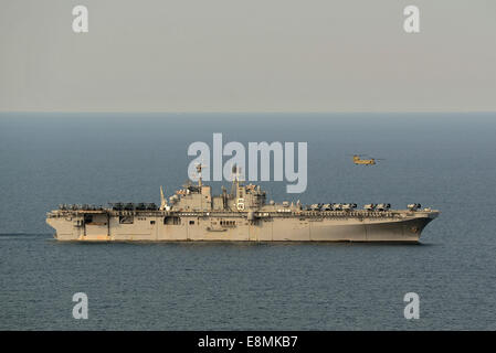 Mer de Chine orientale, le 11 avril 2014 - Un CH-47F Chinook tandem rotor hélicoptère gros porteur effectue des opérations aériennes avec l'amphibi Banque D'Images