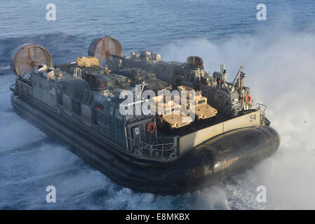 Mer Méditerranée, le 6 juin 2014 - Un landing craft air cushion quitte le pont du coffre de l'assaut amphibie polyvalent Banque D'Images