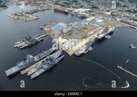 Sasebo, Japon, le 19 juin 2014 - Le navire d'assaut amphibie USS Bonhomme Richard (DG 6), à droite, l'Austin-class amphibious tran Banque D'Images