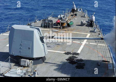 L'océan Atlantique, le 8 juillet 2014 - Le destroyer USS-missiles Forrest Sherman (DDG 98) feux d'essai son Mk 45 Mod 4 légèreté Banque D'Images