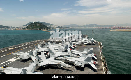 Busan, République de Corée, le 11 juillet 2014 - La Marine américaine déployée sur l'avenir, le porte-avions USS George Washington (CVN 73) prépa Banque D'Images