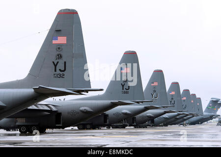 7 octobre 2013 - C-130 Hercules de la 36e Escadron de transport aérien s'asseoir sur la piste à Yokota Air Base, le Japon. Banque D'Images