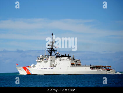 9 juillet 2014 - La sécurité nationale USCGC coupe Waesche (WMSL 751) part Joint Base Harbor-Hickam Pearl, à Hawaï, de particip Banque D'Images