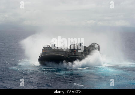 13 juillet 2014 - U.S. Navy landing craft air cushion de départ depuis l'atterrissage dock amphibie USS Rushmore (LSD 47), non pas p Banque D'Images