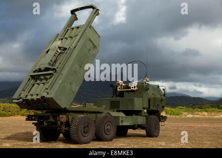 Un M142 Système de roquettes d'artillerie à grande mobilité (HIMARS) effectue des exercices de tir à sec à l'appui des unités d'infanterie dans le cadre de simulations de scen Banque D'Images