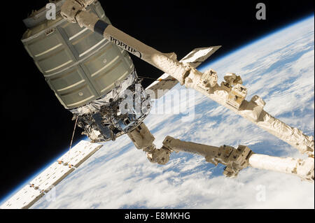29 septembre 2013 - La première cargaison commerciale Cygnus engin dans la portée du Canadarm2. L'horizon de la terre et blackne Banque D'Images