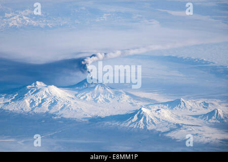 Une éruption plume émanant du Kliuchevskoi, l'un des nombreux volcans actifs sur la péninsule du Kamchatka. Le panache, probablement un Banque D'Images