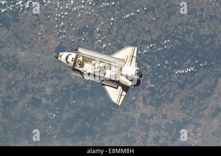 18 mai 2011 - La navette spatiale Endeavour backdropped par une masse colorée. Banque D'Images