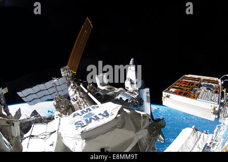 12 juillet 2011 - Vue de la Station spatiale internationale avec la navette spatiale Atlantis amarré au cadre central et un lanceur russe Soyouz d Banque D'Images