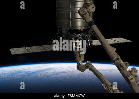 22 octobre 2013 - La Station spatiale internationale, Canadarm2 se prépare à libérer l'Orbital Sciences' embarcations commerciales Cygnus Banque D'Images