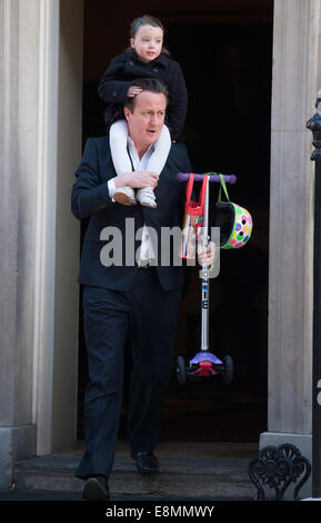 David Cameron quitte Downing Street portant sa fille Nancy sur ses épaules avec : David Cameron,Nancy Cameron Où : London, Royaume-Uni Quand : 08 Avr 2014 Banque D'Images