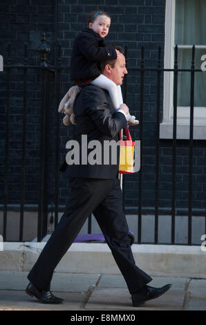 David Cameron quitte Downing Street portant sa fille Nancy sur ses épaules avec : David Cameron,Nancy Cameron Où : London, Royaume-Uni Quand : 08 Avr 2014 Banque D'Images