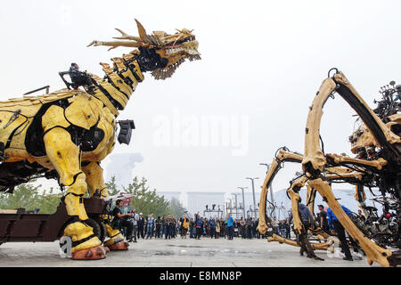 Beijing, Chine. 10 Oct, 2014. A 17 mètres de long 15 mètres de haut le cheval du dragon mécanique avec un poids de 37 tonnes se produit à Beijing le 10 octobre 2014 à Beijing, Chine. L'activité de parade a eu lieu au Parc olympique de Beijing au cours de la 50e anniversaire des relations diplomatiques entre la France et la Chine le vendredi. Crédit : SIPA Asie/ZUMA/Alamy Fil Live News Banque D'Images