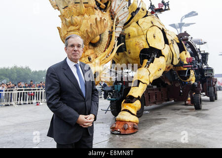 Beijing, Chine. 10 Oct, 2014. A 17 mètres de long 15 mètres de haut le cheval du dragon mécanique avec un poids de 37 tonnes se produit à Beijing le 10 octobre 2014 à Beijing, Chine. L'activité de parade a eu lieu au Parc olympique de Beijing au cours de la 50e anniversaire des relations diplomatiques entre la France et la Chine le vendredi. Crédit : SIPA Asie/ZUMA/Alamy Fil Live News Banque D'Images