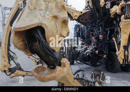 Beijing, Chine. 10 Oct, 2014. A 17 mètres de long 15 mètres de haut le cheval du dragon mécanique avec un poids de 37 tonnes se produit à Beijing le 10 octobre 2014 à Beijing, Chine. L'activité de parade a eu lieu au Parc olympique de Beijing au cours de la 50e anniversaire des relations diplomatiques entre la France et la Chine le vendredi. Crédit : SIPA Asie/ZUMA/Alamy Fil Live News Banque D'Images