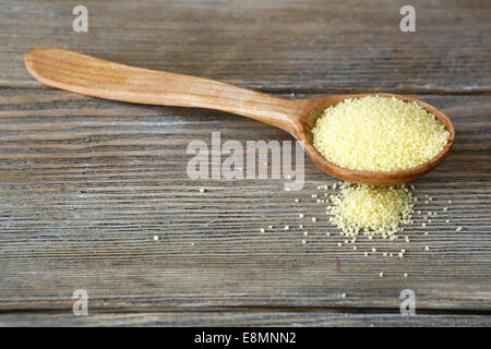 Le couscous dans une cuillère en bois dans les conseils d'alimentation, Close up Banque D'Images