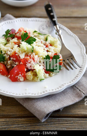 Avec salade de couscous et légumes frais sur la plaque, des aliments nutritifs Banque D'Images