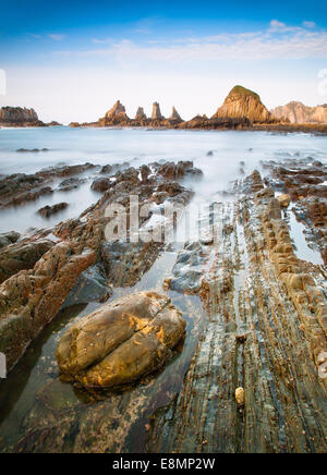 Gueirua beach dans les Asturies, Espagne dans une journée ensoleillée. Banque D'Images