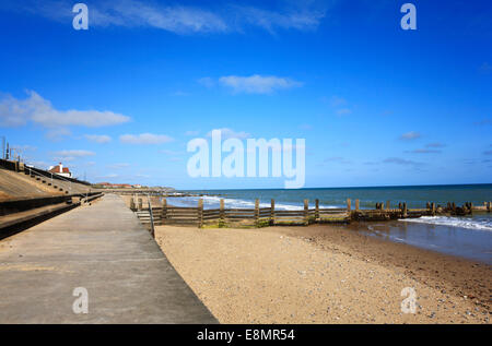 Une vie de la plage et de l'érection à Walcott sur Mer, Norfolk, Angleterre, Royaume-Uni. Banque D'Images