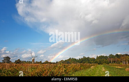 Une vue de ciel dégagé et un arc-en-ciel sur les Norfolk Broads Comment Hill, Ludham, Norfolk, Angleterre, Royaume-Uni. Banque D'Images