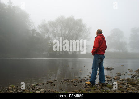 Gainford, comté de Durham, Royaume-Uni. 11 octobre 2014. Un homme donne à la brume et le brouillard le long du cours supérieur de la Rivière Tees, dans le comté de Durham. La brume et le brouillard devrait clairement durant le samedi mais plus loin la brume et le brouillard est prévu pour dimanche matin pour de nombreuses régions du nord-est. Crédit : Robert Smith/Alamy Live News Banque D'Images