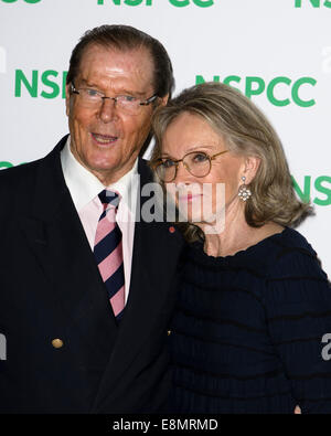 Sir Roger Moore assiste à l'un nuit avec Sir Michael Caine le 01/10/2014 au Royal Albert Hall, Londres. Les personnes sur la photo : Sir Roger Moore, Kristina Tholstrup. Photo par Julie Edwards Banque D'Images