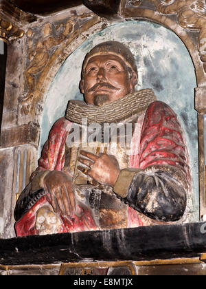 Royaume-uni, Angleterre, Devon Barnstaple, St Peter's Parish Church, de l'intérieur de l'homme memorial dans ruff holding bible Banque D'Images