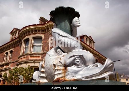 Royaume-uni, Angleterre, Devon Barnstaple, le carré, de l'argent dolphin gateposts en dehors de musée de la ville Banque D'Images