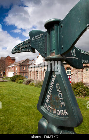 Royaume-uni, Angleterre, Devon, Barnstaple National Cycle Network Tarka Trail signe sur Taw chemin Riverside Banque D'Images