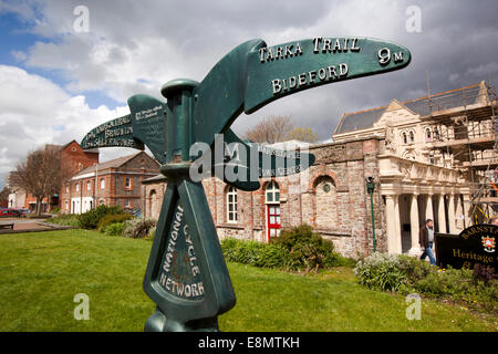 Royaume-uni, Angleterre, Devon, Barnstaple National Cycle Network Tarka Trail signe sur Taw chemin Riverside Banque D'Images