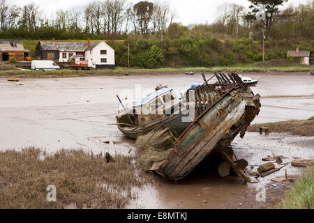 Royaume-uni, Angleterre, Devon, Fremington Comprimé, barges de vieux bateaux pourrissent dans les bras morts de la rivière Taw Banque D'Images