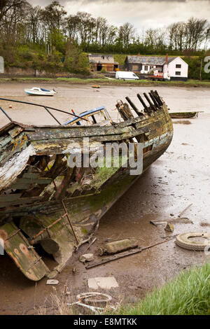 Royaume-uni, Angleterre, Devon, Fremington Comprimé, barges de vieux bateaux pourrissent dans les bras morts de la rivière Taw Banque D'Images