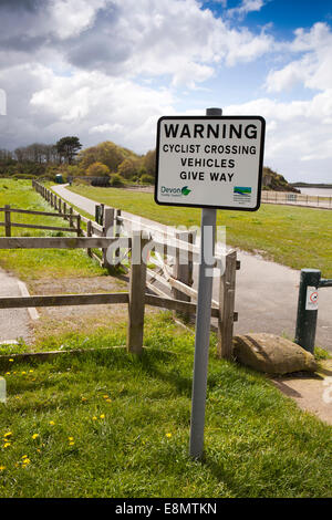 Royaume-uni, Angleterre, Devon, Fremington Quay, cycliste Tarka Trail crossing warning sign Banque D'Images