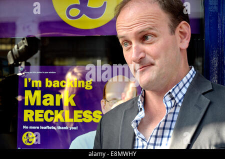 Douglas Carswell MP à Rochester pour ouvrir un nouveau bureau sur la rue principale et de l'appui de l'avant de marque téméraire l'élection partielle en novembre Banque D'Images