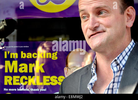 Douglas Carswell MP à Rochester pour ouvrir un nouveau bureau sur la rue principale et de l'appui de l'avant de marque téméraire l'élection partielle en novembre Banque D'Images