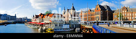 Panorama d'Amsterdam aux Pays-Bas avec la station centrale Banque D'Images