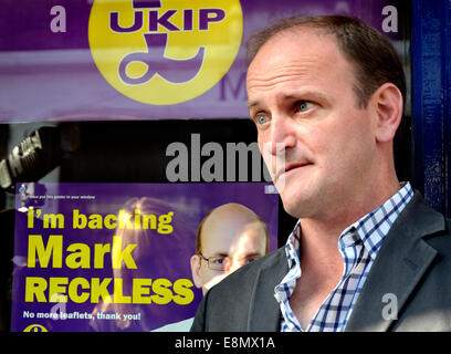 Douglas Carswell MP à Rochester pour ouvrir un nouveau bureau sur la rue principale et de l'appui de l'avant de marque téméraire l'élection partielle en novembre Banque D'Images