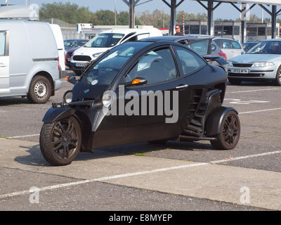 Un à trois roues noir voiture garée à Dun Laoghaire, Dublin Port en attente d'un ferry de Holyhead à Anglesey, au Pays de Galles, Royaume-Uni Banque D'Images