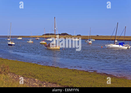 Bateaux amarrés dans le port naturel de Wells-next-the-Sea, Norfolk Banque D'Images