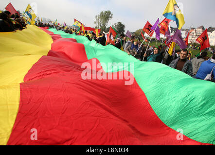 Düsseldorf, Allemagne. Oct 11, 2014. Kurdes manifester contre la terreur ISIL, tenant un drapeau kurde dans le Nord de Düsseldorf (Rine-Westphalia), Allemagne, 11 octobre 2014. Ils demandent également la libération de chef du PKK Abdullah Oecalan, qui est emprisonné en Turquie. De nombreuses organisations kurdes avaient appelé à la manifestation. Dpa : Crédit photo alliance/Alamy Live News Banque D'Images