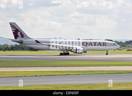 Qatar Airways Airbus A330 - 203 Le roulage à l'aéroport de Manchester Banque D'Images