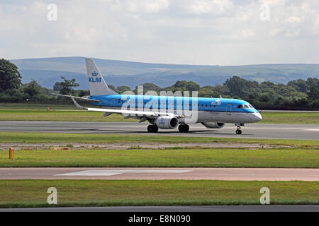 KLM Cityhopper Embraer ERJ-190 airplane taxiing à l'aéroport de Manchester Banque D'Images