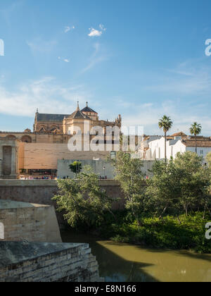 Vue de la Cordoue Mosque-Cathedral du pont romain Banque D'Images