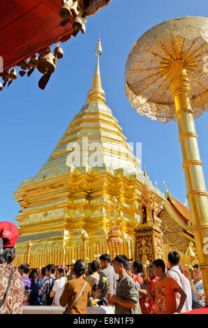 Les thaïlandais réuni les rituels religieux hommage au Bouddha dans la fin de journée le Carême bouddhique au Wat Phra That Doi Suthep Banque D'Images