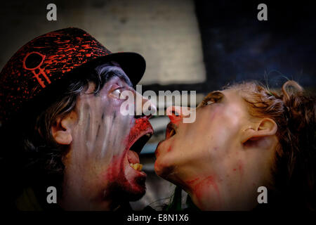 Londres, Royaume-Uni. 11 octobre 2014. Les participants à l'assemblée annuelle de Londres Zombie Invasion de la collecte de fonds pour les sans-abri St Mungo's la charité. Credit : Gordon ScammellAlamy Live News Banque D'Images