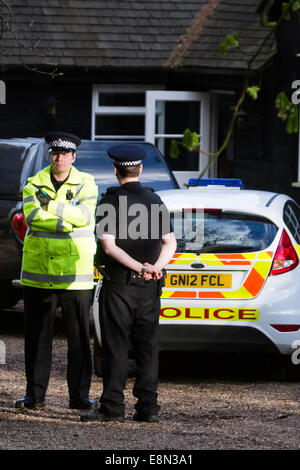 Des équipes de médecine légale de la police des pêches à la maison Geldolf à Wrotham comprend : Atmosphère Où : Wrotham, Kent, Royaume-Uni Quand : 08 Avr 2014 Banque D'Images