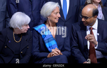 Washington, DC, USA. Oct 11, 2014. Le ministre des finances de Singapour et Comité des finances monétaire international(FMI) Président Tharman Shanmugaratnam (R), Fonds monétaire international (FMI), Christine Lagarde, Directeur général (C) et président de la Réserve fédérale américaine Janet Yellen attendre des photos de famille avant que le Comité monétaire et financier international (CMFI) réunion au cours des réunions annuelles de la Banque mondiale et Fonds monétaire international (FMI) à Washington, DC, la capitale des États-Unis, le 11 octobre 2014. Credit : Yin Bogu/Xinhua/Alamy Live News Banque D'Images